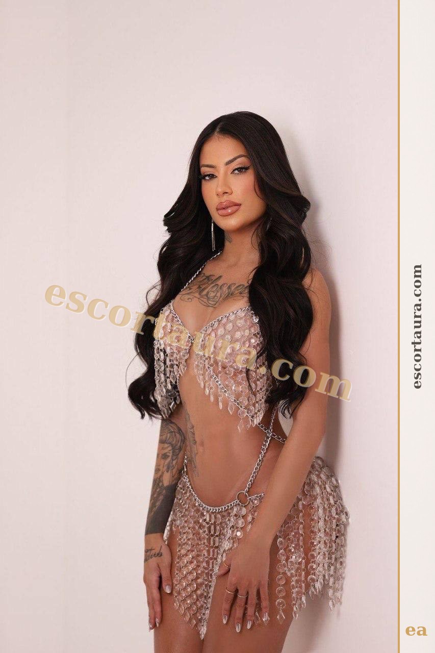 Valerie photo 4